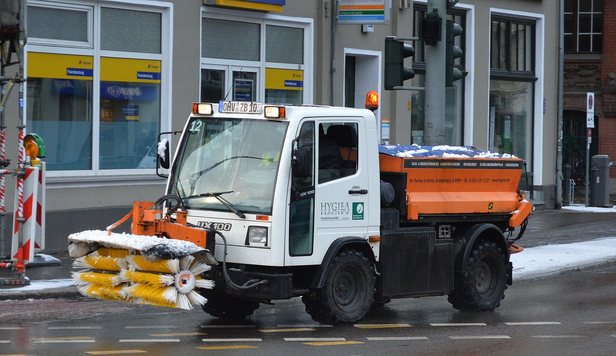 Kommunalfahrzeug MB Multicar Unimog UX100 mit Kehrrolle der Fa.HYGIEA im Schneeräumdienst am 03.02.15 Berlin-Pankow.