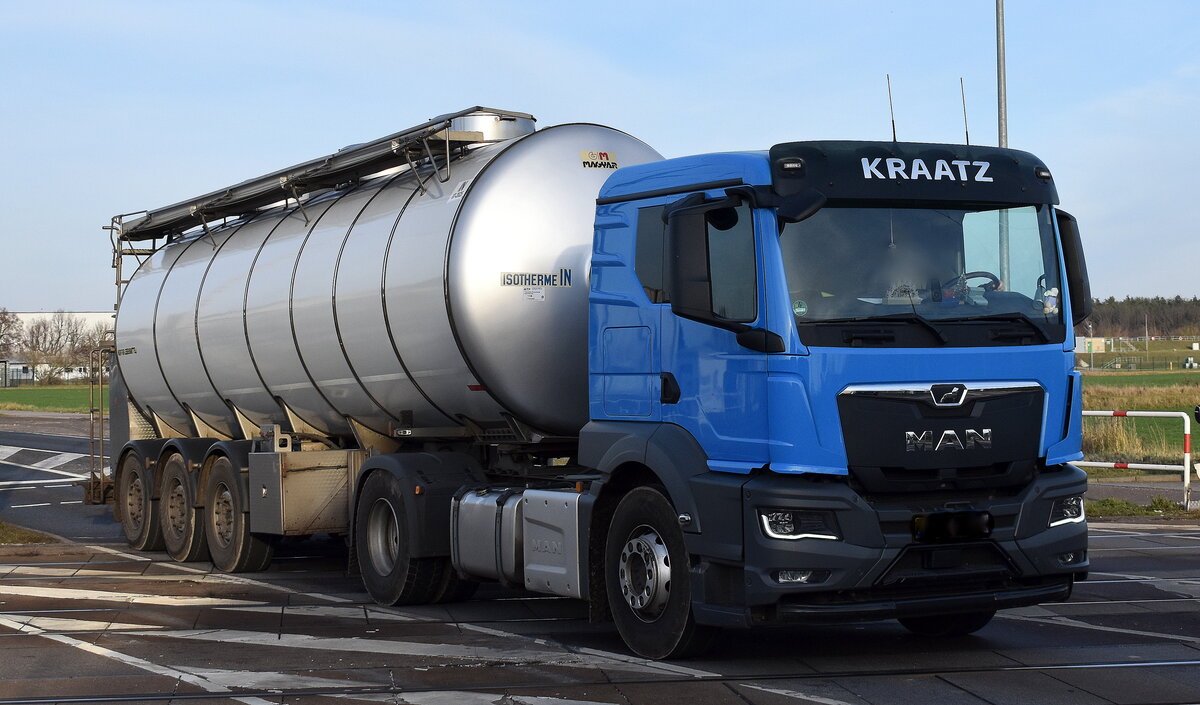 Kraatz Milchtransporte GmbH mit einem Tank-Sattelzug mit MAN TGX Zugmaschine am 18.12.25 Bahnübergang Bahnhof Rodleben.