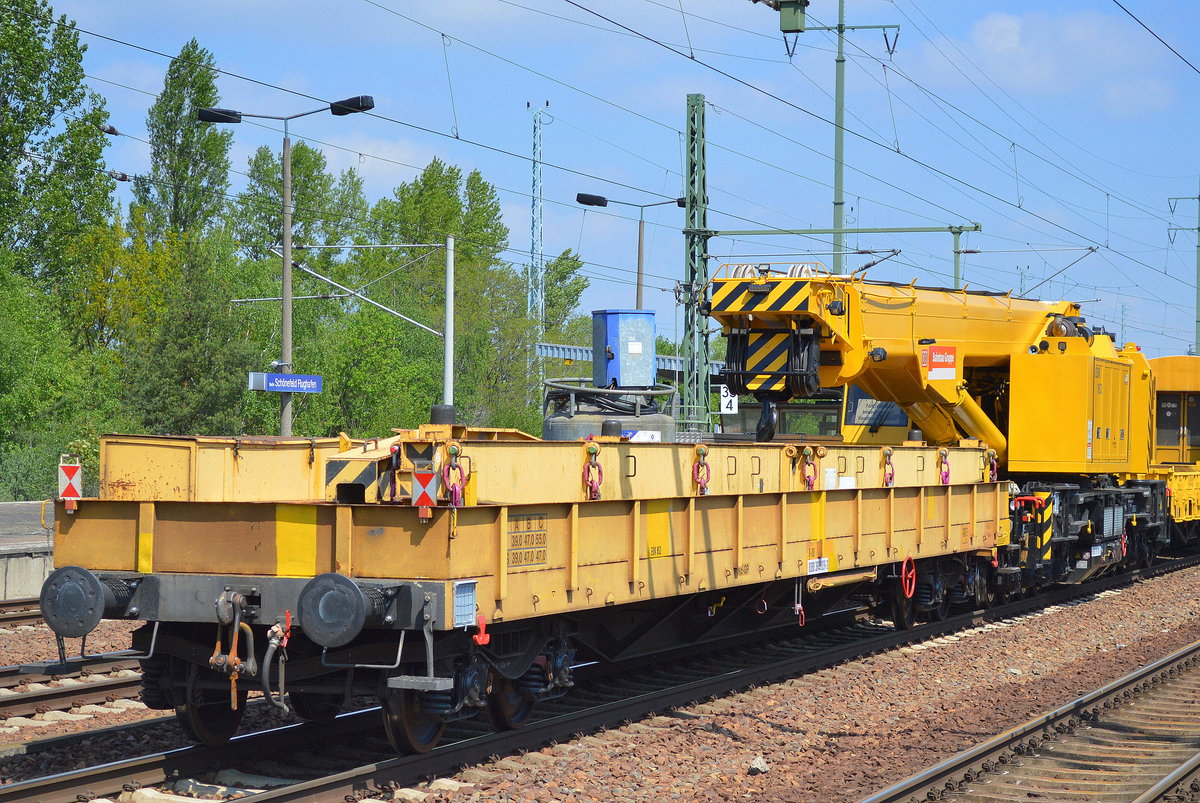 Kranschutzwagen der DB Bahnbau Gruppe mit der Nt. D-DB 80 80 3948 039-3 nach dem Gleisbaukran KIROW KRC 810T (EDK 852) am 15.05.17 Bf. Flughafen Berlin-Schönefeld.