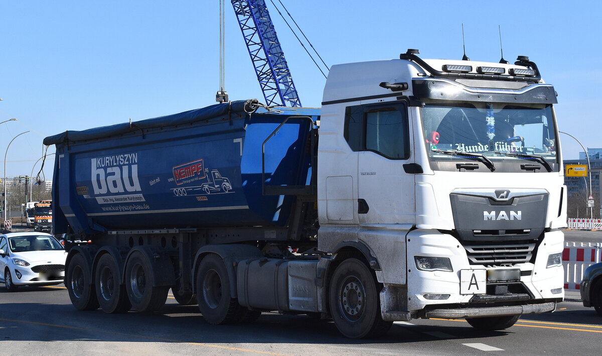 Kurylyszyn-Bau Inh. Alexander Kurylyszyn mit einem Sattelkipper mit MAN TGX 18.520 ZUgmaschine am 03.03.25 Berlin Marzahn.