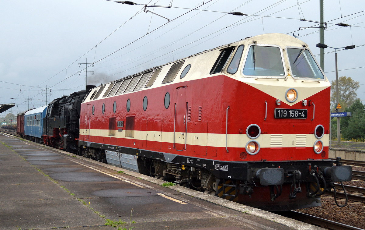 Kurzhalt im Bf. Flughafen Berlin-Schönefeld, die Dampflokfreunde Berlin mit 119 158-4 (9280 1219 158-3 D-DLFB) und der alten Dampflok 95 027 + älterem DR Dienstwagen + zweiachsigen älteren gedeckten Güterwagen am Haken. Es wurde bei dieser Überführungsfahrt die alte Dampflok noch mal am Fahrwerk nachgeölt und etwas nachgeschaut, 25.09.17 Die Überführungfahrt fand ab ehemaligen Betriebswerk Berlin Schöneweide statt wo die älteren Bahnfahrzeuge am Wochenende zuvor zum Herbstfest der Dampflokfreunde Berlin ausgestellt waren.