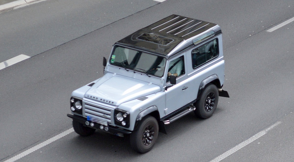 Land Rover Defender, 13.04.15 Berliner Stadtautobahn Höhe Kaiserdamm.