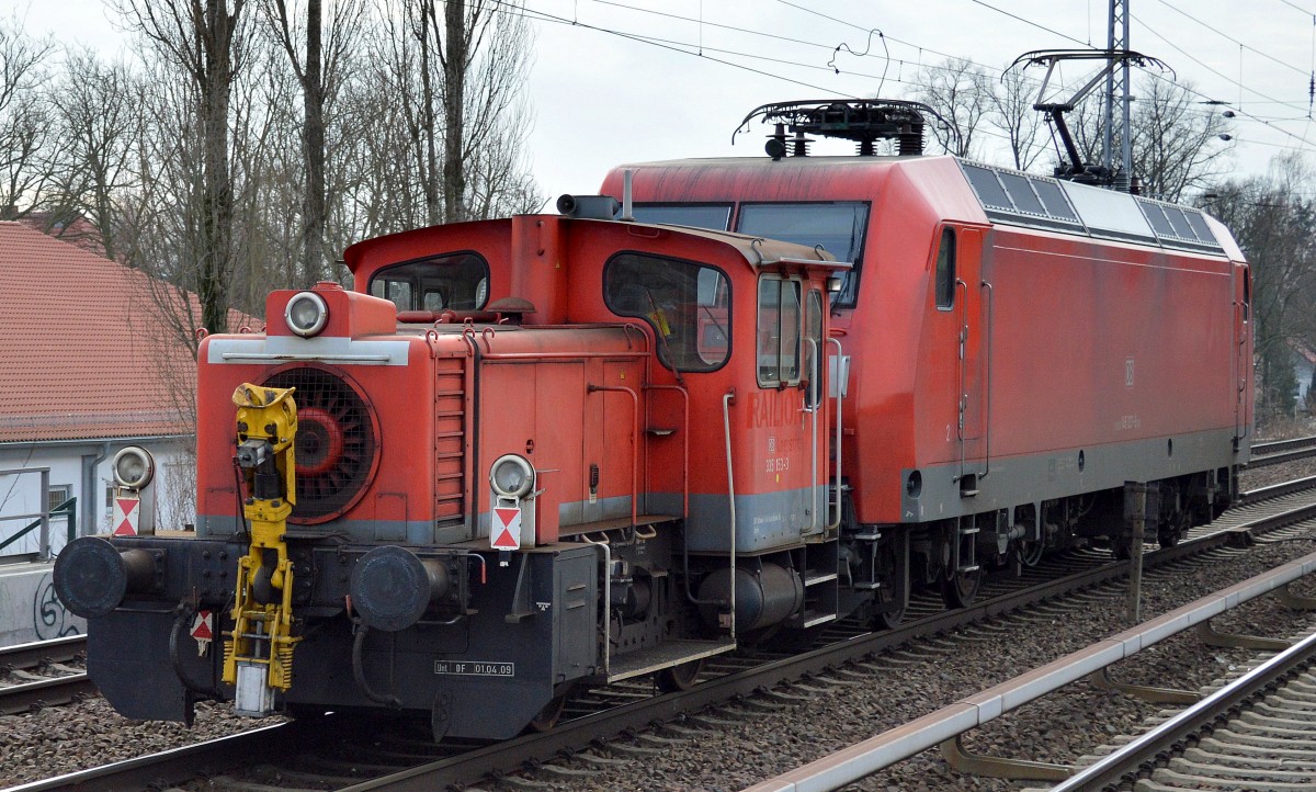 Lange Zeit schon keine mehr gesichtet, ein DB KöF III, die 335 153-3 am Haken von 145 037-8 am 28.01.15 in Berlin-Karow.