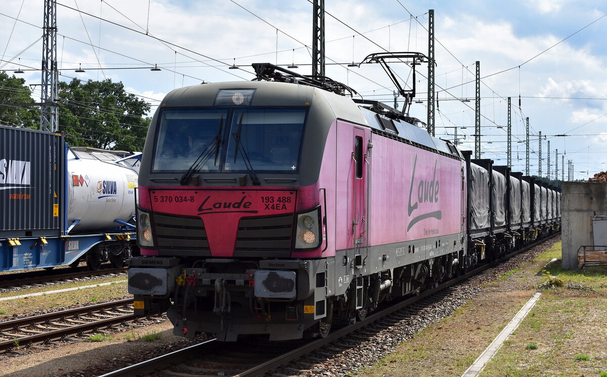 LAUDE SMART INTERMODAL S.A., Toruń [PL] mit ihrer Vectron  5370 034-8  [NVR-Nummer: 91 51 5370 034-8 PL-LAU] mit einem Gannzug firmeneigener Containertragwagen mit Wechselbehältern mit Plane abgedeckt (ob damit eventl. Coils transportiert werden?) am 30.07.25 Durchfahrt Bahnhof Ruhland.