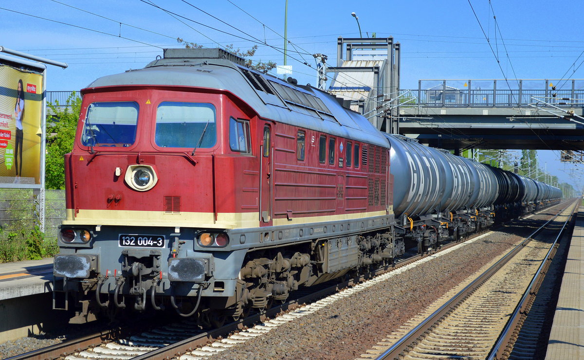 LEG 132 004-3 (232 204-0)mit Kesselwagenzug am 10.05.16 Berlin Hohenschönhausen.