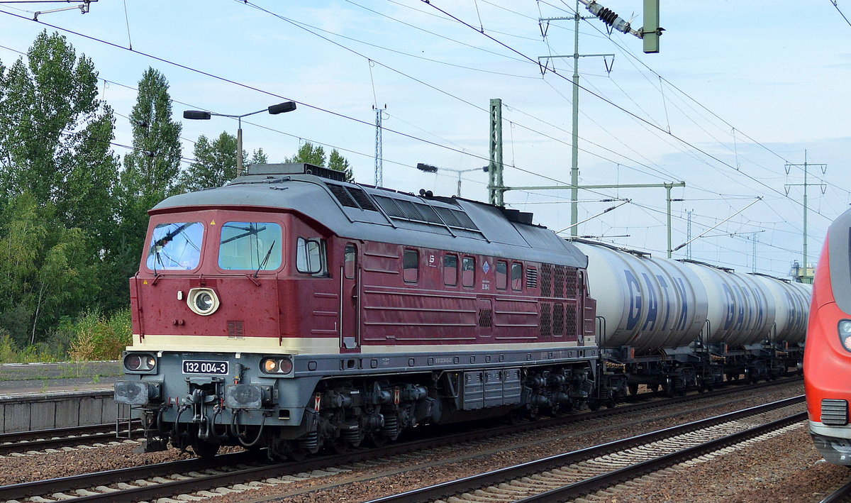 LEG 132 004-3/232 204-0 mit einem Kesselwagenzug (Dieselkraftstoff) am 28.07.16 Durchfahrt Bf. Flughafen Berlin-Schönefeld.