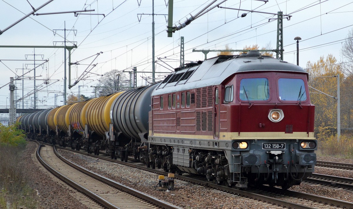 LEG 132 158-7 (232 158-8) mit Kesselwagenzug am 04.11.14 Durchfahrt Bhf. Flughafen berlin-Schönefeld.