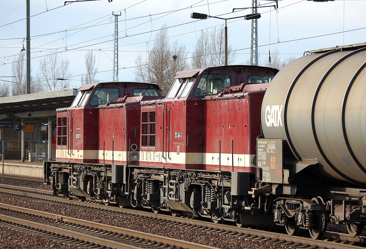 LEG 202 484-2 (203 229-0, LEW Bj.1972) + 202 327-3 (203 227-4) am Ende eines Kesselwagenzuges am 04.01.14 Bhf. Flughafen Berlin-Schönefeld.