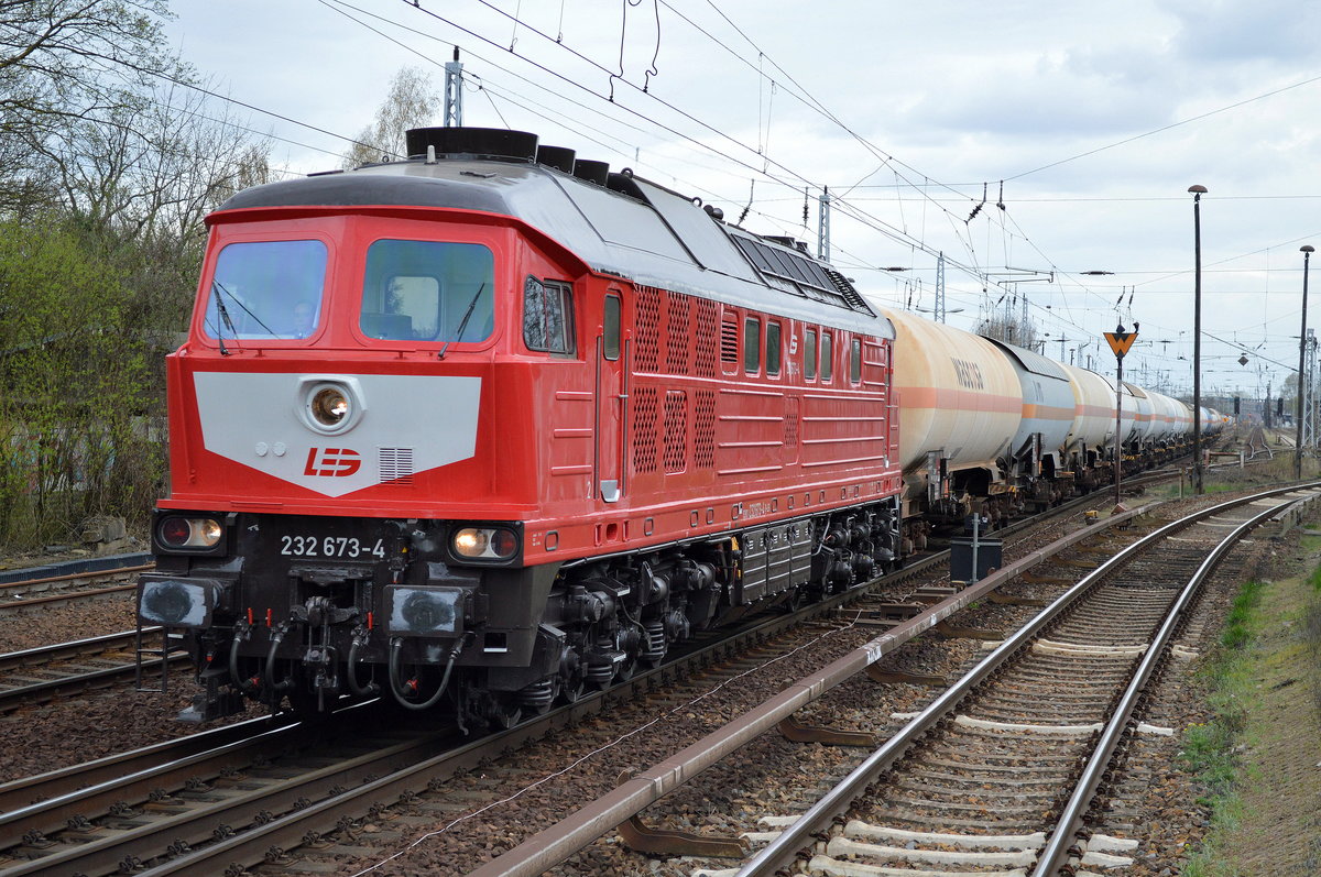 LEG 232 673-4 mit einem ganzzug Gasdruckkesselwagen am 07.04.16 Berlin-Hirschgarten.