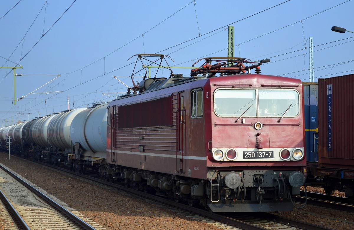LEG 250 137-7 (155 137-3) mit Kesselwagenzug am 29.10.15 Durchfahrt Bhf. Flughafen Berlin-Schönefeld.