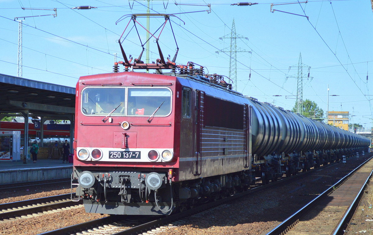 LEG 250 137-7 (155 137-3) mit Kesselwagenzug am 22.07.16 Bf. Flughafen Berlin-Schönefeld.