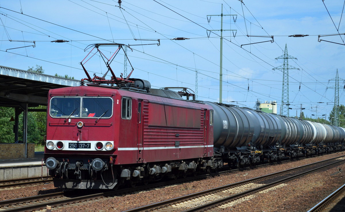 LEG 250 137-7 (155 247-0) mit Kesselwagenzug am 30.07.17 Bf. Flughafen Berlin-Schönefeld.