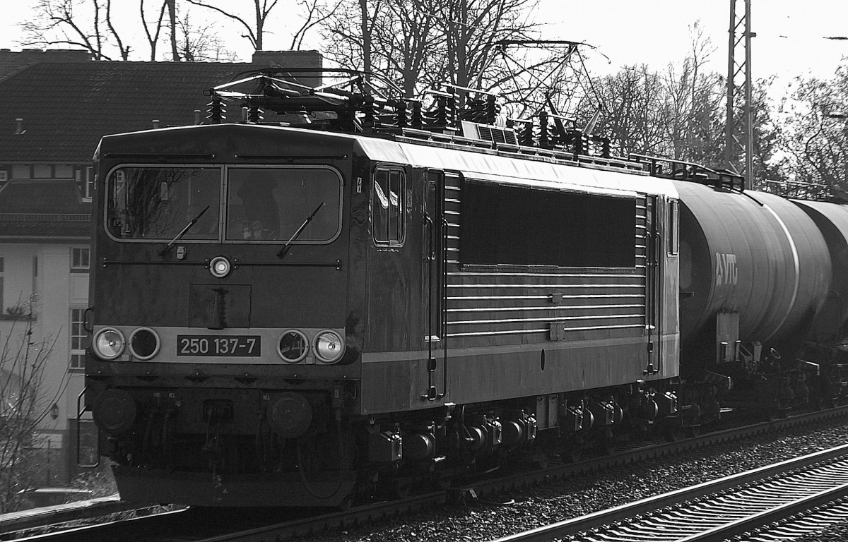 LEG 250 137-7 mit Kesselwagenzug Richtung Schwedt am 25.02.14 Berlin-Karow.