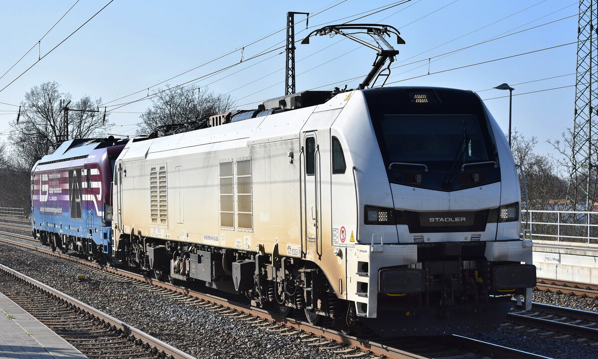LEG - Leipziger Eisenbahnverkehrsgesellschaft mbH, Leipzig [D] mit ihrer Eurodual Lok  159 445  [NVR-Nummer: 90 80 2159 445-6 D-LEG] und geleasten Vectron Dual Lok   248 022  [NVR-Nummer: 90 80 2248 022-6 D-NRAIL] am Haken am 02.04.25 Höhe Bahnhof Saarmund.