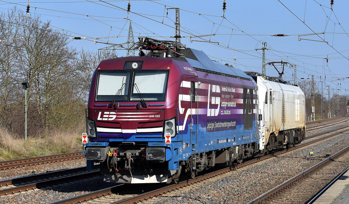 LEG - Leipziger Eisenbahnverkehrsgesellschaft mbH, Leipzig [D] mit der geleasten northrail Vectron Dual Lok  248 022  [NVR-Nummer: 90 80 2248 022-6 D-NRAIL] am Haken von Eurodual Lok  159 445  [NVR-Nummer: 90 80 2159 445-6 D-LEG] am 02.04.25 Höhe Bahnhof Saarmund.