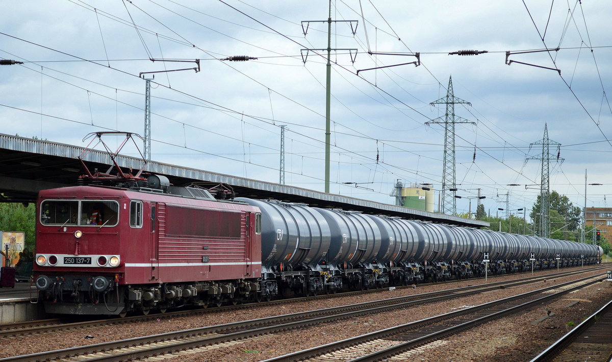 LEG mit 250 137-7 (155 137-3) und einem Kesselwagenzug (Dieselkraftstoff) am 03.08.16 Bf. Flughafen Berlin-Schönefeld.