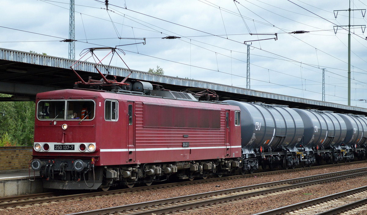 LEG mit 250 137-7 (155 137-3) und einem Kesselwagenzug (Dieselkraftstoff) am 03.08.16 Bf. Flughafen Berlin-Schönefeld.