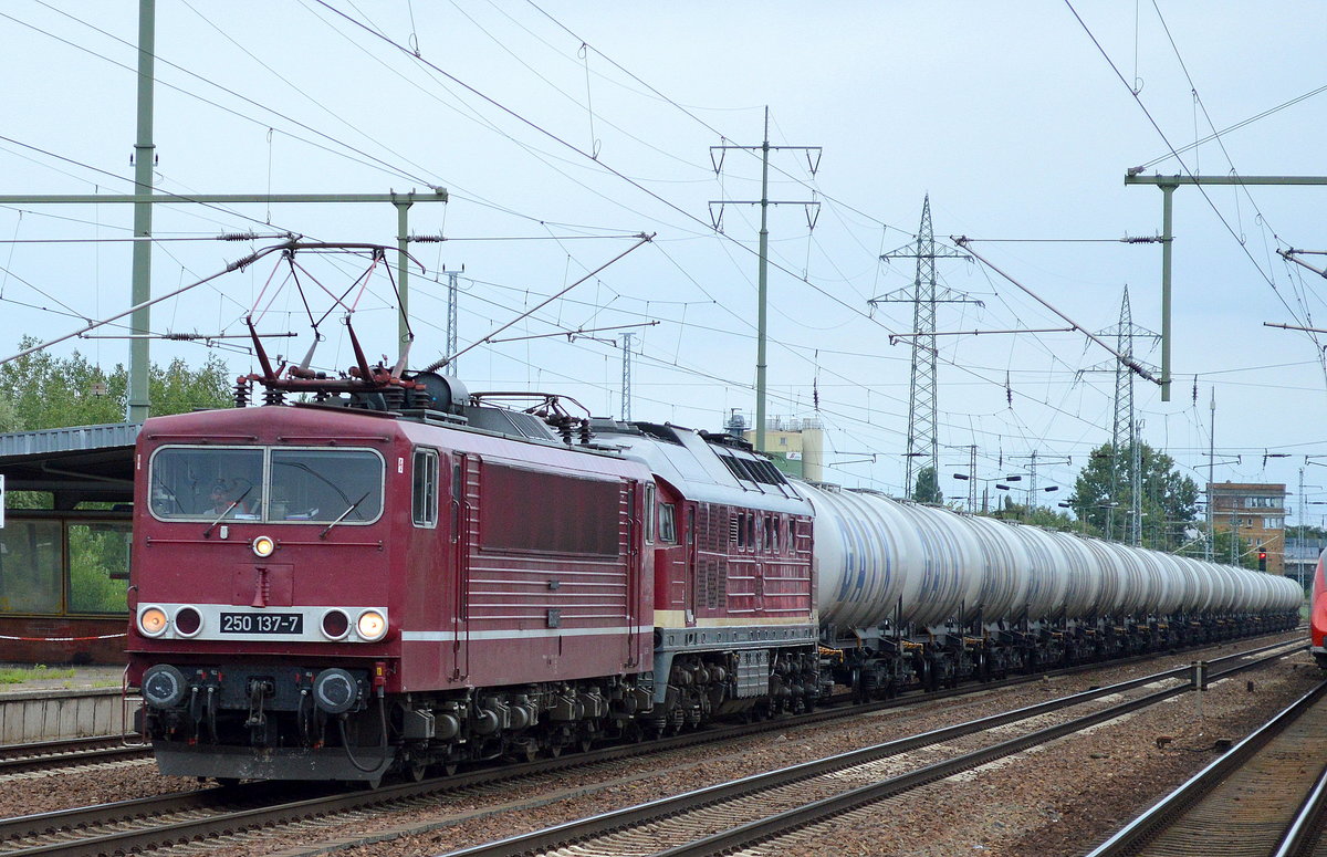LEG mit 250 137-7 (155 137-3) und 132 158-7 (232 158-8) und Kesselwagenzug (Dieselkraftstoff)am Haken am 12.08.16 Bf. Flughafen Berlin-Schönefeld.
