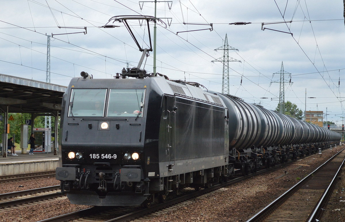 LEG mit MRCE Mietlok 185 546-9 und Kesselwagenzug (Dieselkraftstoff) am 03.08.16 Durchfahrt Bf. Flughafen Berlin-Schönefeld.