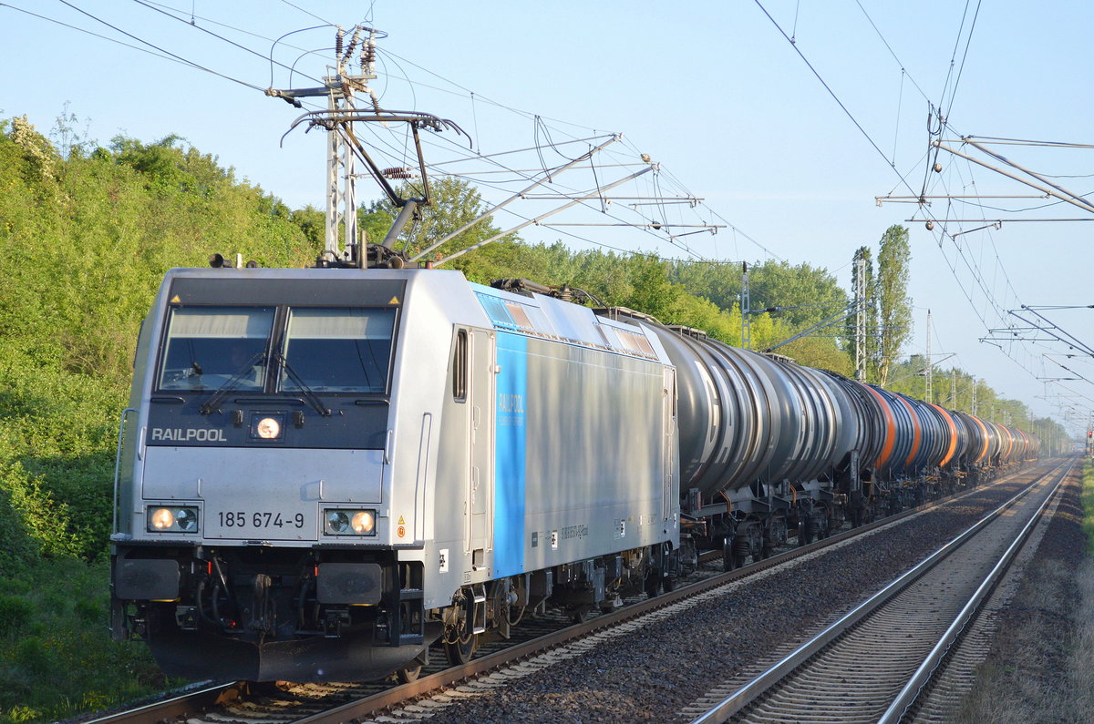 LEG mit der Railpool 185 674-9 und Kesselwagenzug am frühen Morgen des 25.05.17 Bf. Berlin-Hohenschönhausen.