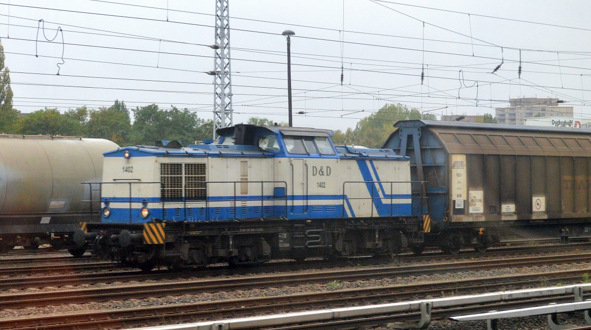Leider auch nur aus dem S-Bahnfenster erwischt, leider nur noch sehr selten in Berlin mal zu sehen, eine Diesellok der D&D Eisenbahngesellschaft mbH, die 1402 (92 80 1203 208-4 D-DUD, LEW Bj.1971) mit einigen Schiebewandwagen Richtung Berlin Lichtenberg am 30.09.14 Berlin Greifswalder Str. 