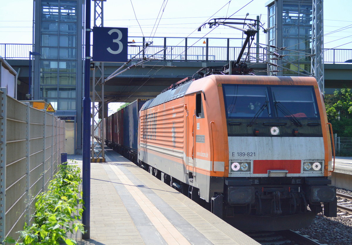 Leider in den Heimatgefilden der Fa. LOCON eher selten mal zu sichten eine von den beiden firmeneigenen orangen 189érn, die LOCON 502 E 189 821 mit Containerzug am 12.05.16 Berlin Hohenschönhausen. Viele Grüße an den Tf. !!!! 