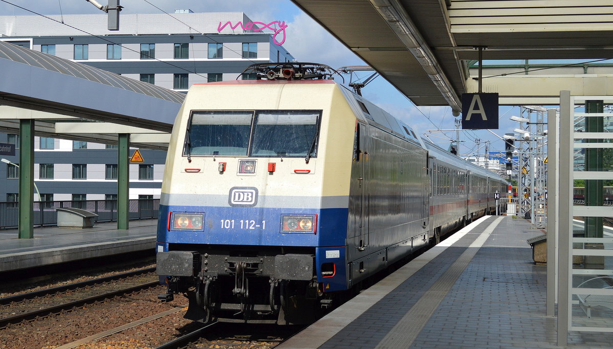 Leider konnte ich jetzt im Nachhinein nicht genau mehr klären welche IC-Linie einfuhr, aber wichtig war mit ja im Endeffekt die farblich neu gestaltete 101 112-1 im modernen RHEINGOLD-Design der Fa. www.w13plus.de (Modellbahnhändler), über Geschmack lässt sich unerbittlich streiten, aus meiner subjektiven Sicht ist sie nun auch nicht gerade ein Highlight aber in Bezug auf meine kritische Sicht der DB Einheitsfärbung ihrer Flotte allemal eine nette Alternative, hier am 12.06.17 Einfahrt Berlin-Ostbahnhof, Vormittags.  