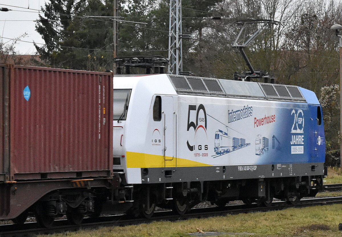 Leider nur als Nachschuss, EGP - Eisenbahngesellschaft Potsdam mbH, Wittenberge [D] mit der neu optisch gestalteten  145 049-3  [NVR-Nummer: 91 80 6145 049-3 D-EGP] und einem Containerzug Richtung Hamburg am 10.12.25 Höhe Bahnhof Stendal Hbf.