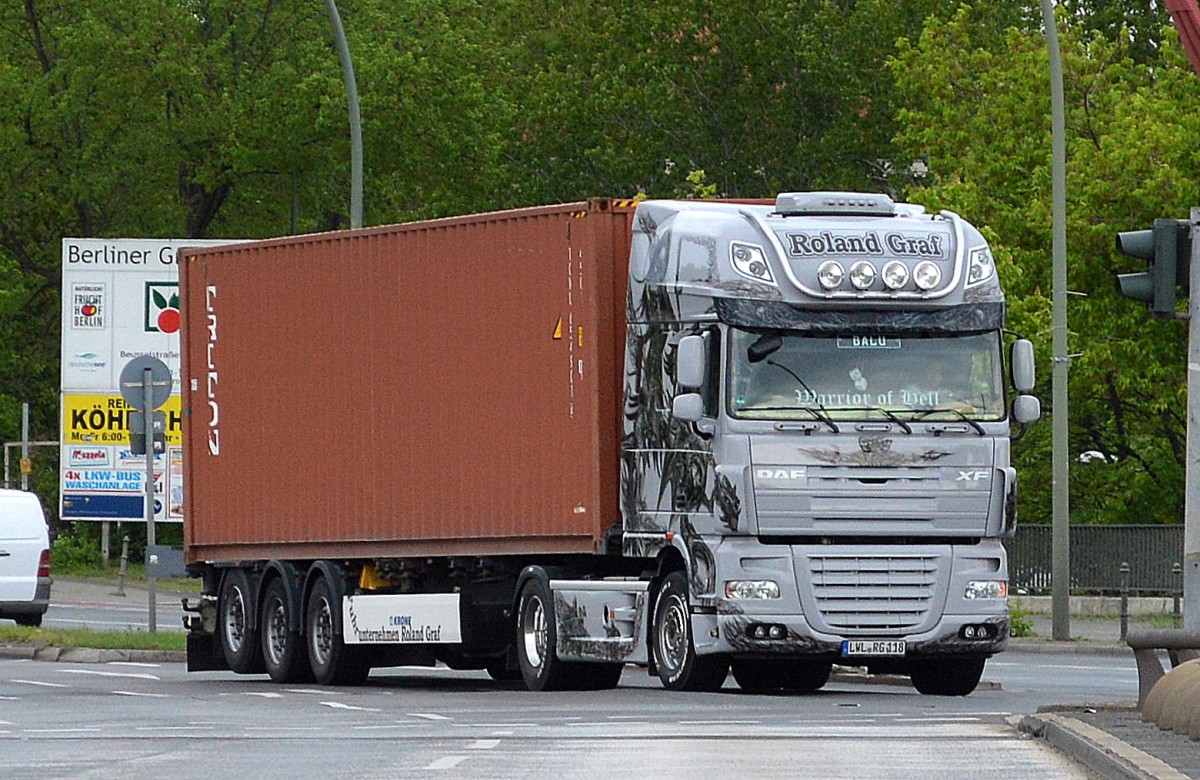 Leider nur aus der Ferne, diese prachtvoller DAF XF Zugmaschine von Roland Graf mit Containerträgerauflieger Richtung Berliner Westhafen am 05.05.15