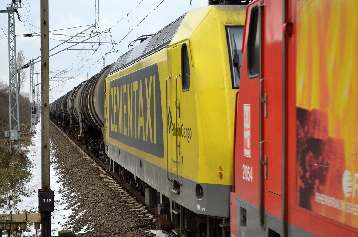 Leider nur ein Beleg-Sichtungsbild der bei uns inzwischen selten zu sehenden RHC 145 089-9 in gelb mit der  ZEMENTAXI  Beschriftung am Haken von 185 586-5 am 12.01.17 Bf. Berlin-Hohenschönhausen.