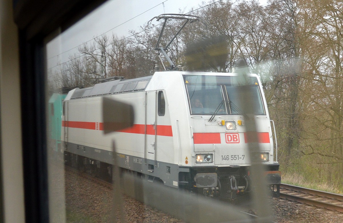 Leider nur ein Belegbild/Schnappschuss aus dem S-Bahnfenster, die noch ganz neue DB 146 551-7 und eine 186ér? mitdran Richtung Karower Kreuz Berlin Höhe Mühlenbeck/Mönchmühle b.Berlin. Die neu georderten Bombardier Loks der BR 146.5 im IC-Design sollen zukünftig die neue IC-Doppelstockflotte ziehen bzw. schieben und eine neue Epoche bei der DB einleiten. Speziel diese Lok wurde in den letzten Tagen schon an einigen Stellen Deutschlands gesichtet und getestet, 31.03.14 