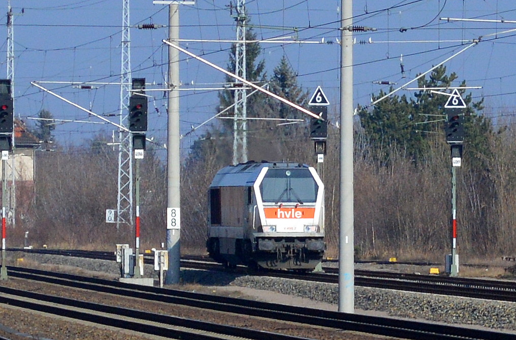 Leider nur in der Ferne Berlin-Blankenburg, die hvle V490.2 (92 80 1264 012-6 D-HVLE, Voith Bj.2009) am 13.02.15