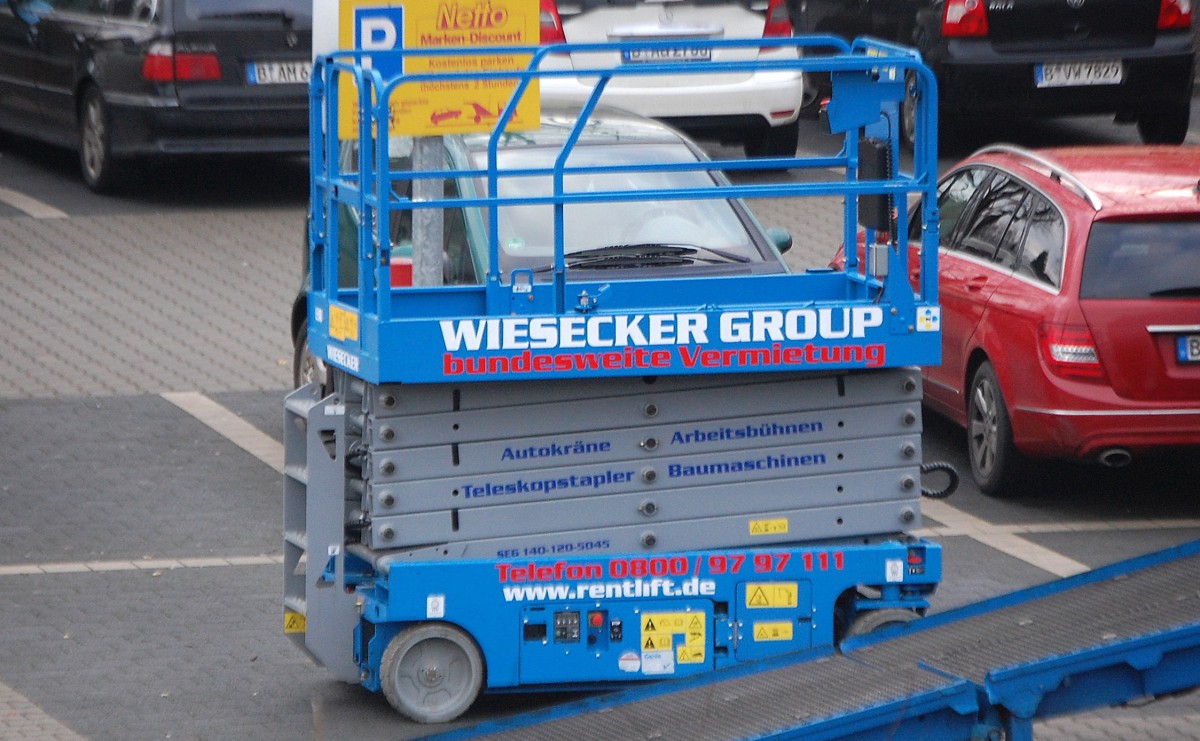 Leider sind der Hersteller + Typ von mobilen Teleskoparbeitsbühnen von Verleihfirmen (in dem Fall WIESECKER) meist nicht ohne weiteres erkennbar, hier wurde gerade eine am 17.01.14 in Berlin-Karow abgeliefert.