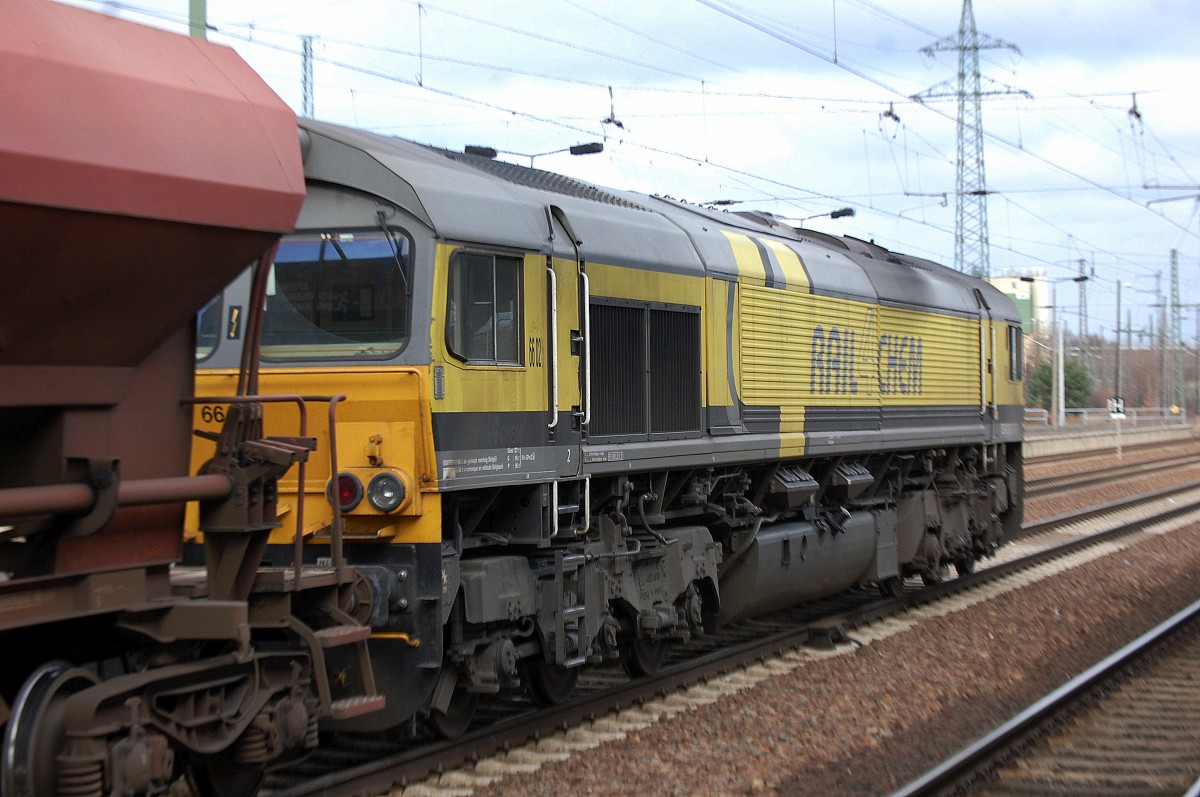 Leider sind im Moment die meisten Claas 66 Loks in den Firmeneinheitsfarben der jeweiligen Firmen-Flotten unterwegs Ascendos usw. Ausnahme die Captrain 66 02 (266 030-6)mit gelbem R4C Dekor auf den Seitenflanken hier f�r ITL unterwegs am 28.11.13 Bhf. Flughafen Berlin-Sch�nefeld.
