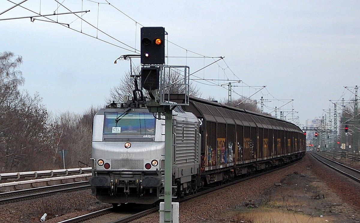 Leider ungünstig erwischt, akiem Mietlok 37031 für CTL tätig mit Ganzzug Schiebewandwagen (Papierzug) am 04.01.14 Durchfahrt Berlin-Jungfernheide.