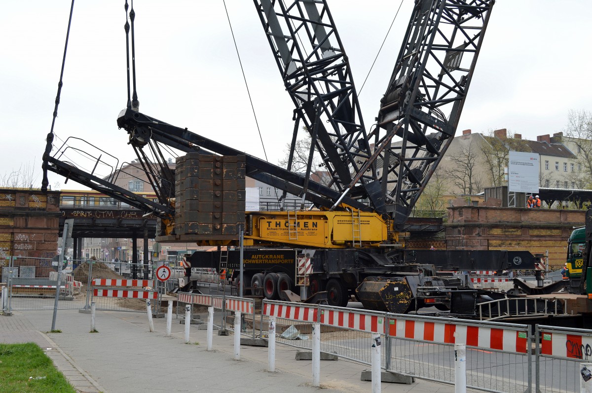 Leider war schon ein Teil der Ballastgewichte am Heck wieder abgebaut, trotzdem noch ein gewaltiger Ablick, der TH�MEN LIEBHERR LG 1550 aus Hamburg am 06.04.14 Berlin-Yorkstr..
