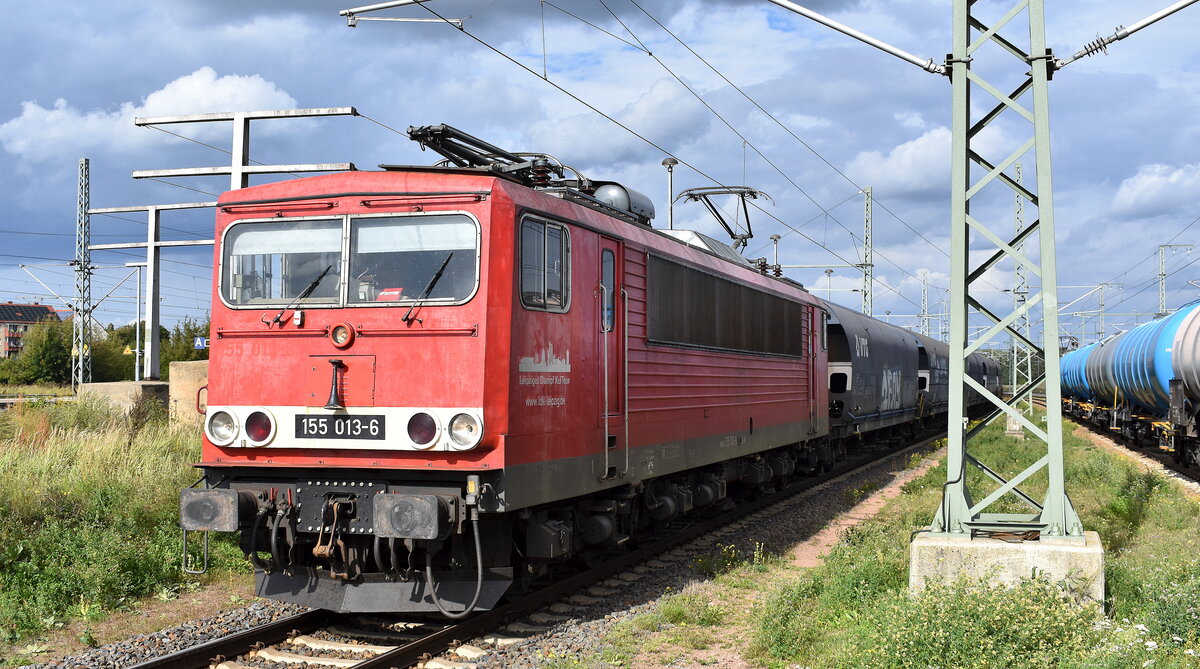 Leipziger Dampf KulTour GbR, Leipzig mit ihrer  155 013-6  (NVR:  91 80 6155 013-6 D-LDK ) und einem Getreidezug am 17.09.25 Durchfahrt Bahnhof Lutherstadt Wittenberg.