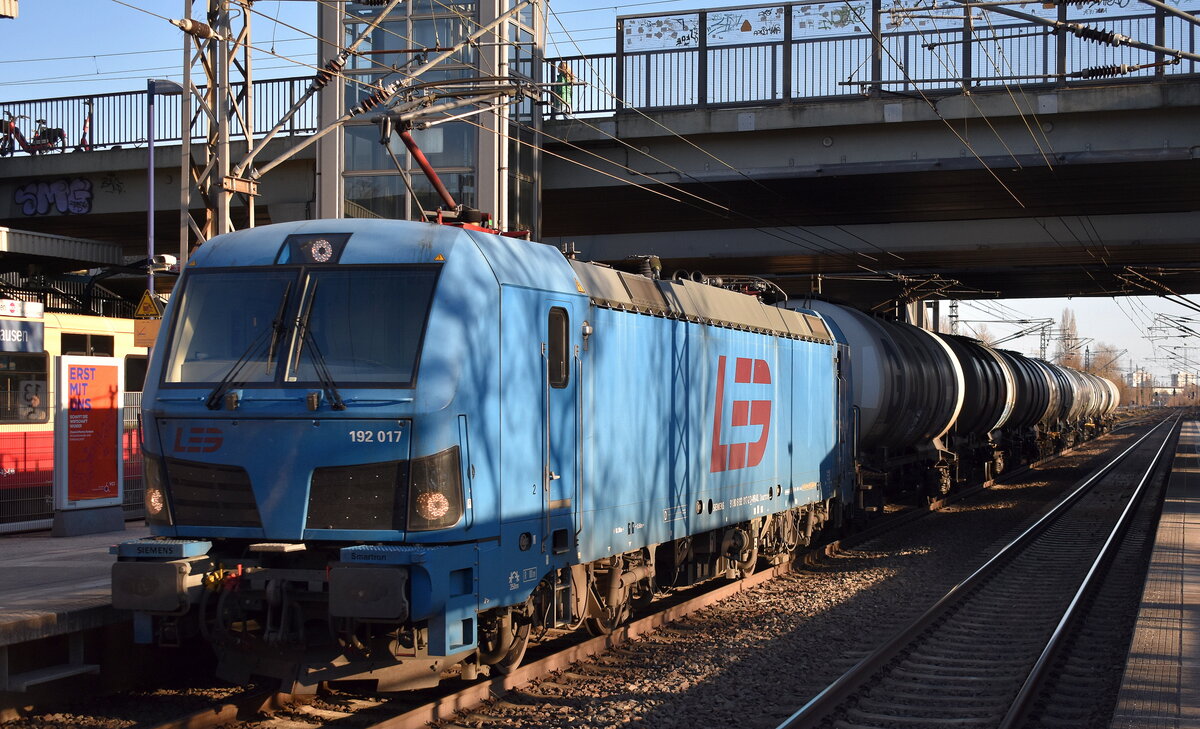 Leipziger Eisenbahnverkehrsgesellschaft mbH mit der geleasten northrail Smartron  192 017  [NVR-Nummer: 91 80 6192 017-2 D-NRAIL] und einem Kesselwagenzug (leer) Richtung Stendell am 04.03.26 Durchfahrt Bahnhof Berlin-Hohenschönhausen.
