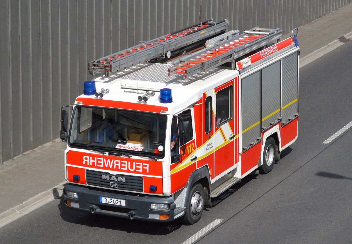 LHF 16/12 mit Aluminium-Mannschafts-Kabinenmodul der Berliner Feuerwehr auf Werkstattfahrt am 07.05.15 Berliner Stadtautobahn Höhe Knobelsdorffstr.
