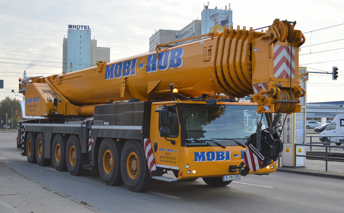 LIEBHER LTM 1300-6.2 der Fa MOBI-HUB aus Berlin am 09.11.16 Berlin-Marzahn.