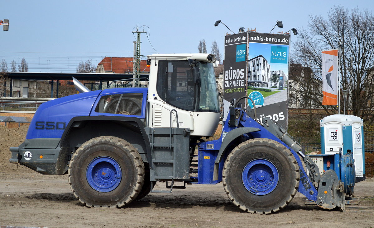 LIEBHERR 550 Radlader der Fa. PRB am 03.04.16 baustelle Berlin Adlershof.