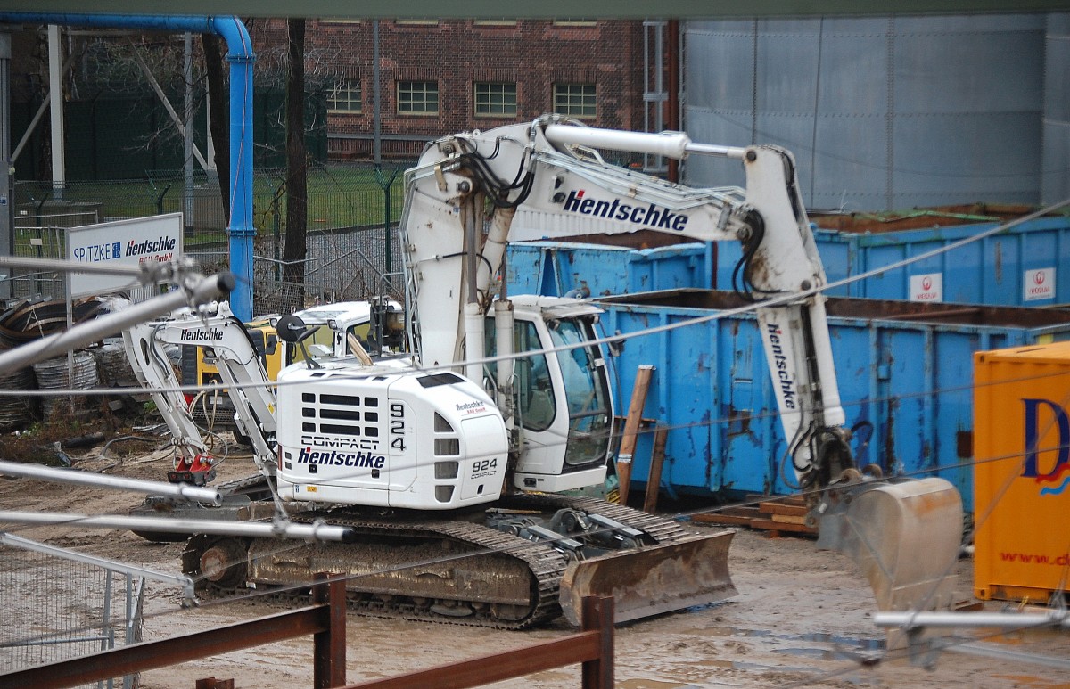 LIEBHERR 924 COMPACT der Fa. hentschke am 10.12.13 Großbaustelle Berlin-Ostkreuz.