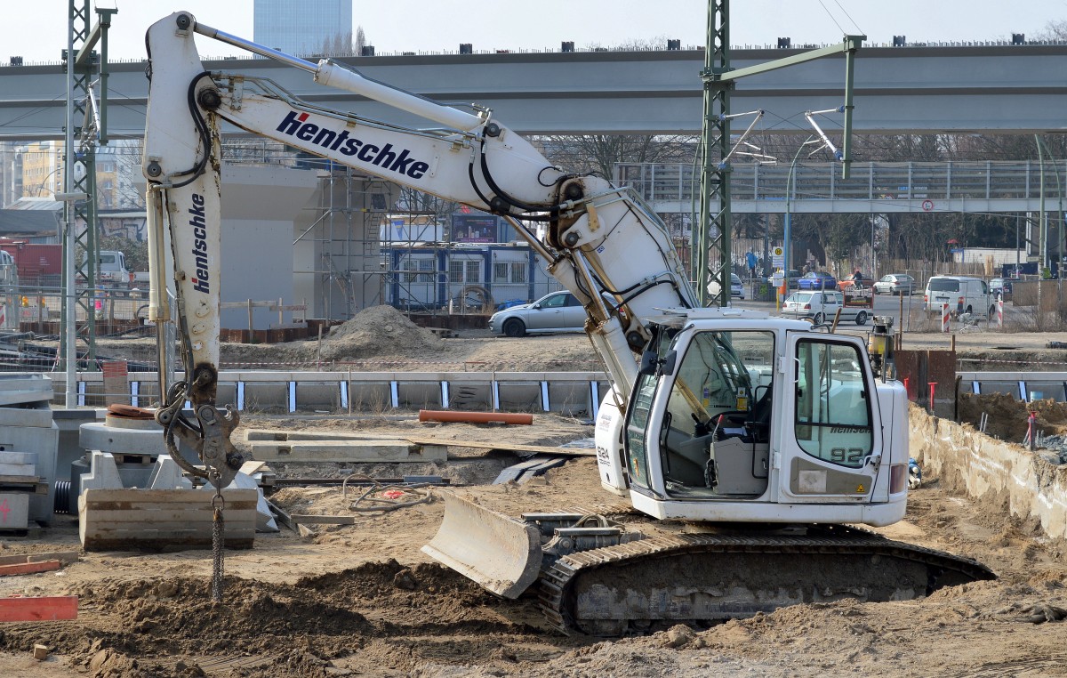 LIEBHERR 924 COMPACT Raupenbagger der Fa. hentschke am 24.03.15 Großbaustelle Berlin-Ostkreuz.