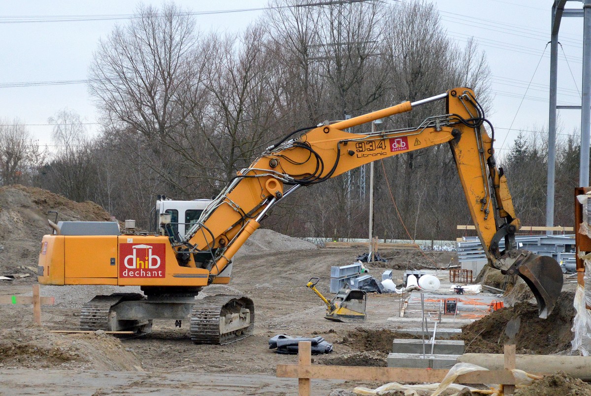 LIEBHERR 934 Litronic Raupenbagger der Fa. dhib dechant am 16.02.16 Berlin Hohensch�nhausen (Neubau einer W�scherei).