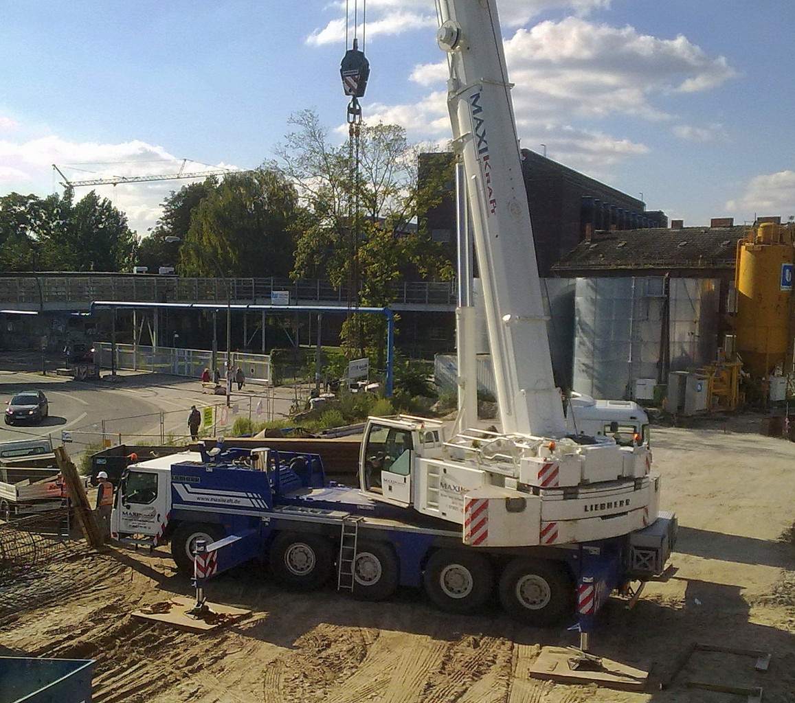 LIEBHERR Fahrzeugkran LTM ? der Fa. MAXIKraft am 01.10.13 Gro�baustelle Berlin-Ostkreuz.