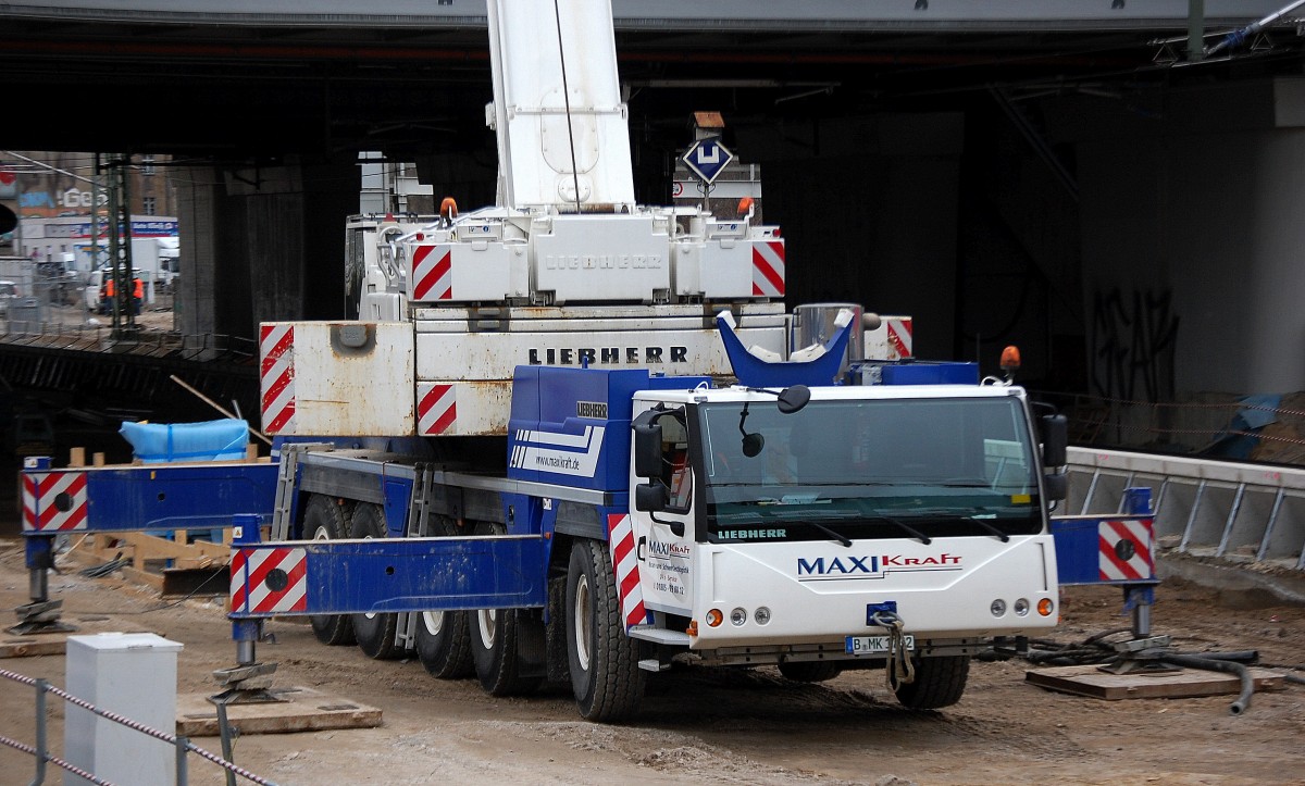 LIEBHERR fünf-Achs Fahrzeugkran LTM ? der Fa. MAXIKRAFT am 18.02.14 Großbaustelle Berlin-Ostkreuz.