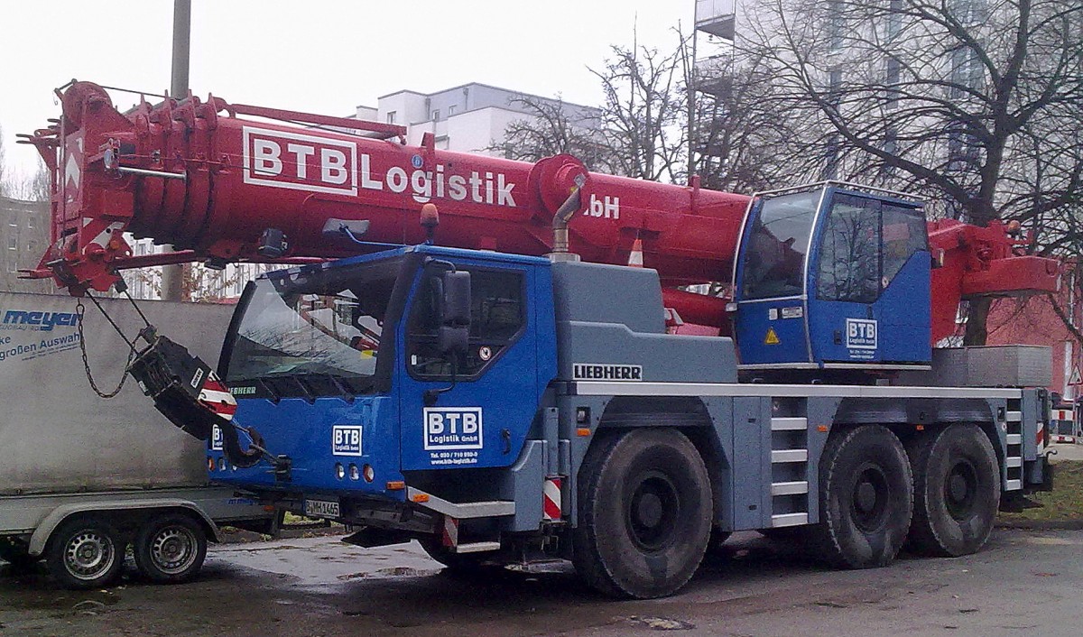 LIEBHERR LTM 1050 oder 1055 bzw. 1060? Fahrzeugkran der Fa. BTB regelmäßig in Berlin Pankow abgestellt, 14.02.14
