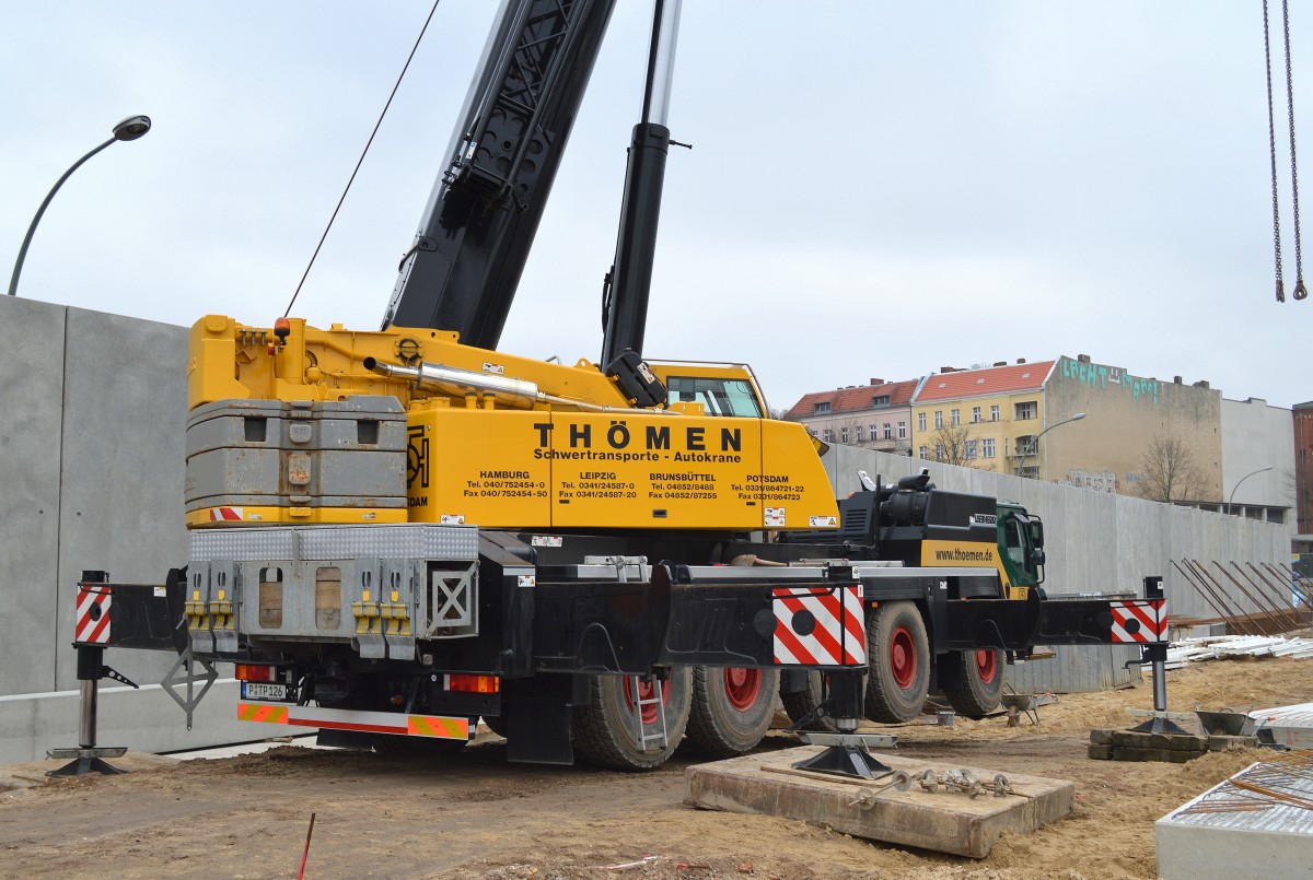 LIEBHERR LTM Typ?, Fünfachser der Fa. THÖMEN im Einsatz am 26.01.15 Großbaustelle Berlin-Moabit.