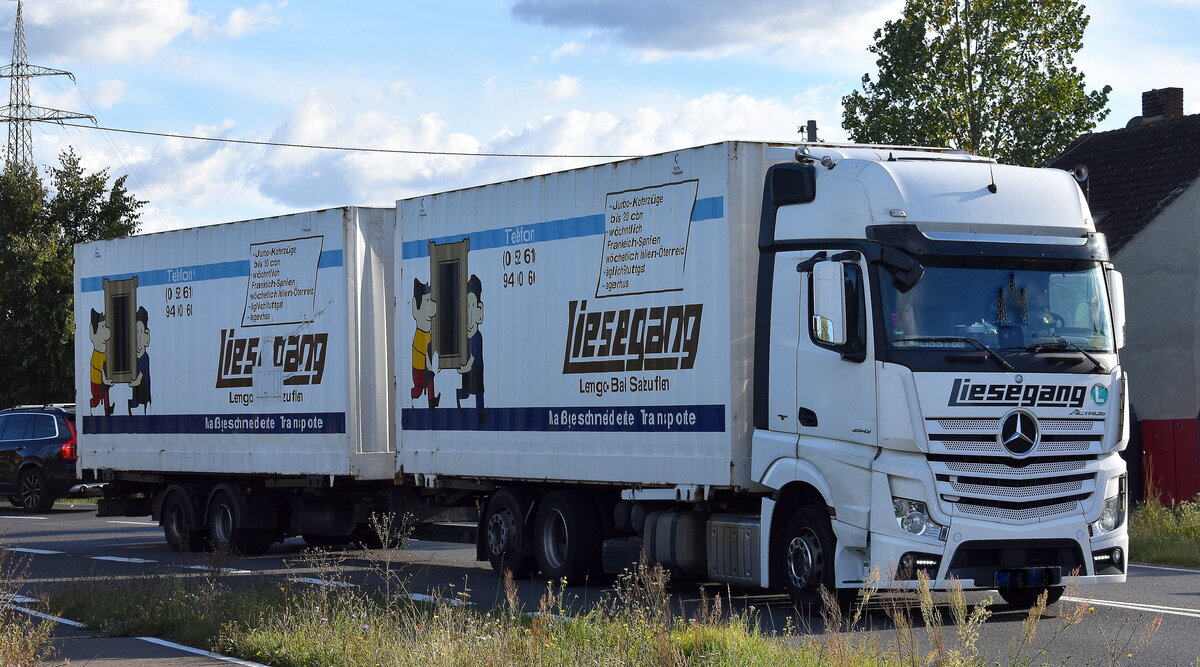 Liesegang Spedition GmbH mit einem Hängerzug mit Wechselbrücken mit MB ACTROS 2543 LKW am 24.09.25 Höhe Bahnübergang Bahnhof Rodleben.