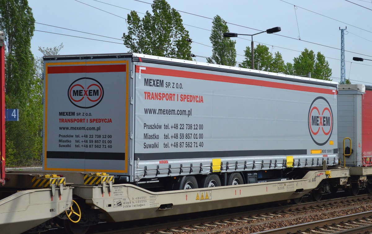 LKW-Auflieger der polnischen Sped. MEXEM SP. z O.O. am 08.05.15 Flughafen Berlin-Schönefeld. 